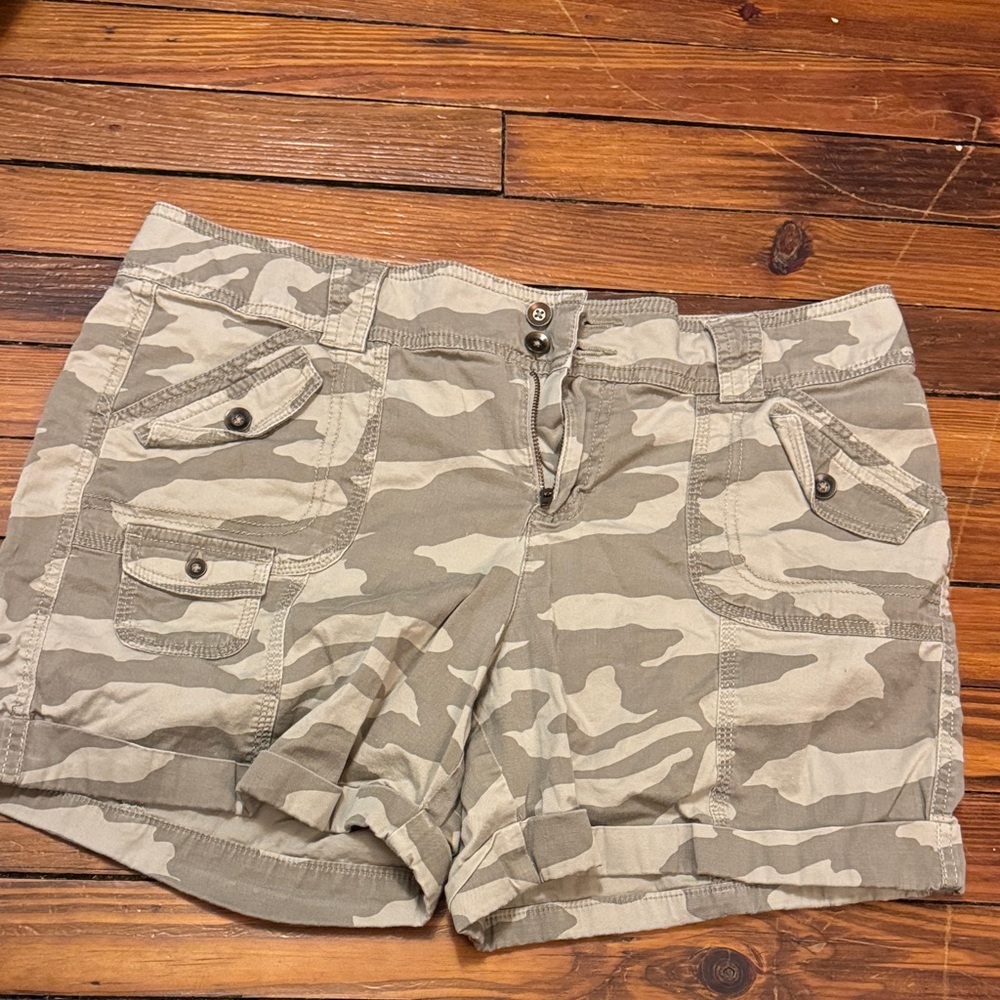 Sonoma Women's Tan Camouflage Cargo Shorts